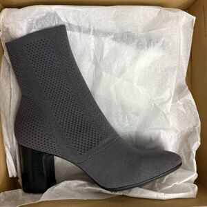 New In Box BORN F54322 Meggs Knit Fabric Bootie Grey, US 8